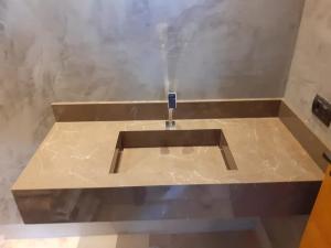 China SGS Artificial Stone Wash Basin Irregular Seamless Joint Brown Marble Grain wholesale
