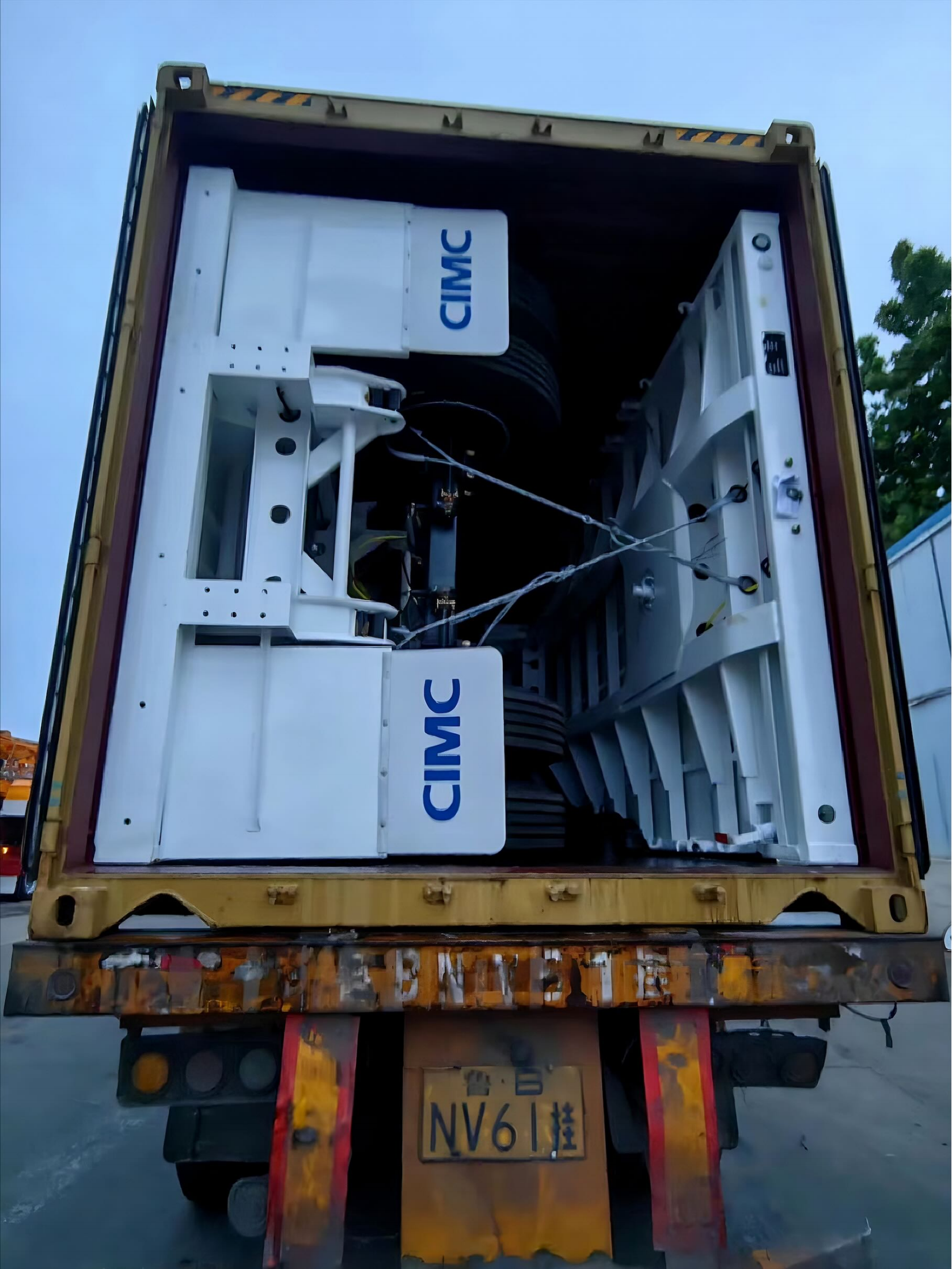 CIMC 12400*2500*2000mm Curb weight 7T 12.4M 3 Axle 10pcs leaf spring 19T single action outrigger 40T payload Stake Semi Trailer