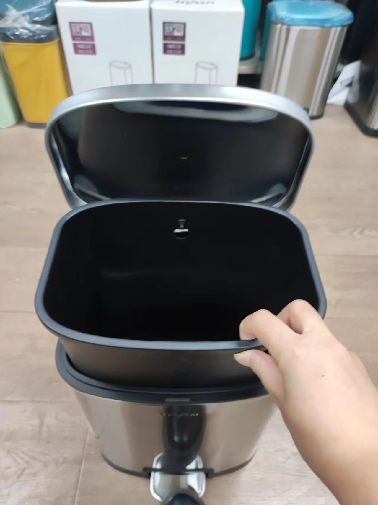 Durable Narrow Stitched Portable Metal Foot Pedal Garbage Bins Round Kitchen Trash Dustbins