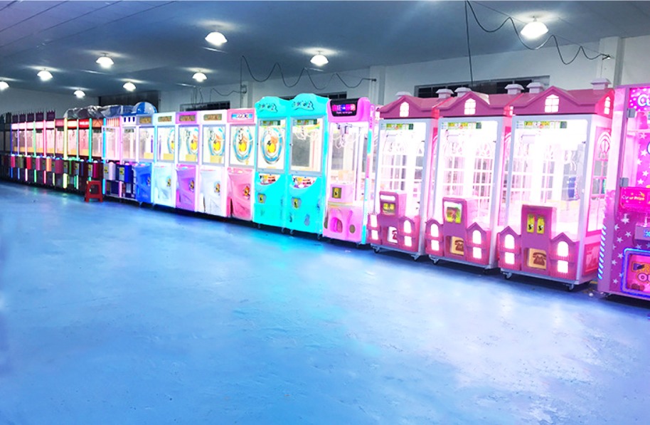 2022 popular crazy toy 2 doll crane machine claw toys/gifts machine for game centers