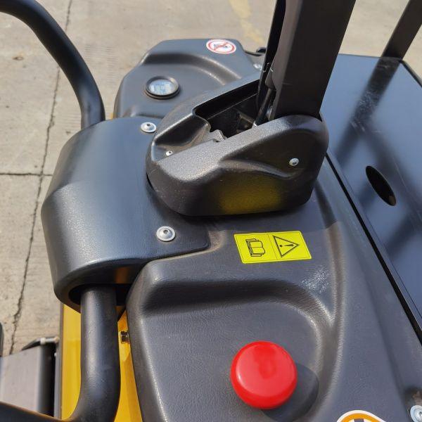 1550mm Fork Battery Powered Pallet Truck For Food & Beverage Factory