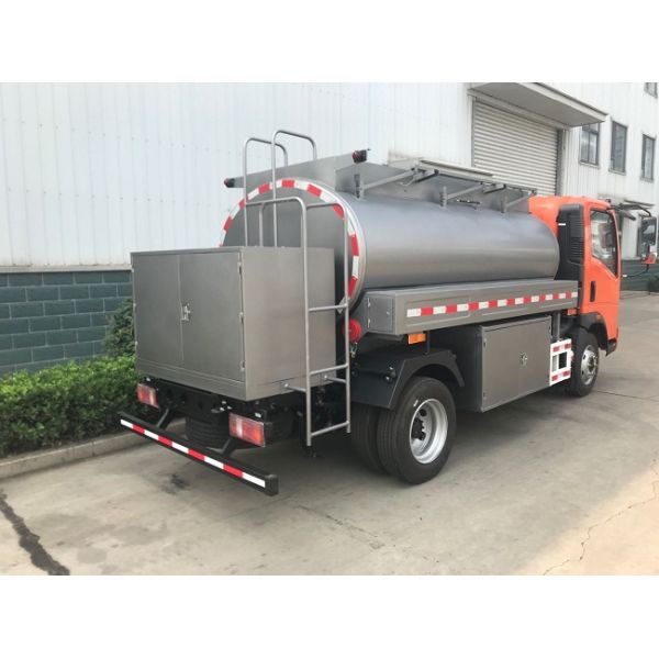 SINOTRUK HOWO 4x2 5000 Liters Refueling Tanker Truck With Pump Oil Dispenser