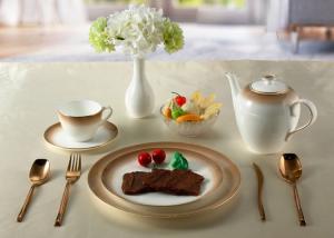 China No Lead Gold Rimmed 43% Bone China Banquet Dinnerware Set wholesale