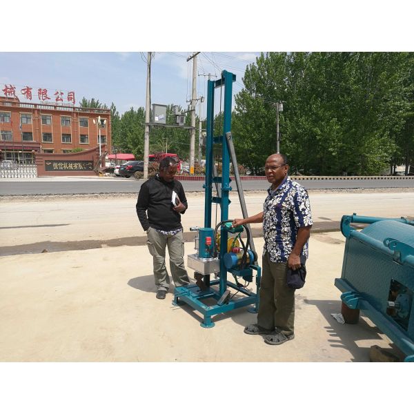 Portable water drilling rig can drill 100m, 2.5kw drilling motor, blue used for home drinking water hole
