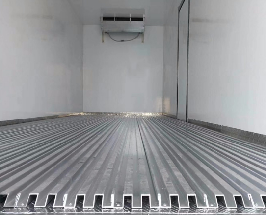 White / Red Color 6.8m FAW 4X2 Refrigerated Truck With 5800mm Wheelbase