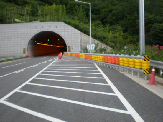 Roadway Safety Barrier Traffic Safety EVA Roller Barrier Anti Crash Barrier