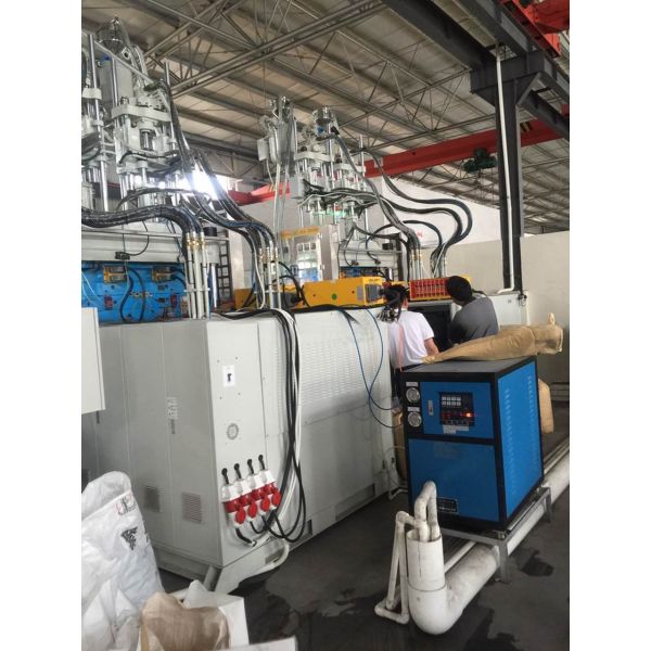 120T Double Slide Table Vertical Injection Molding Machine For High Volume Production
