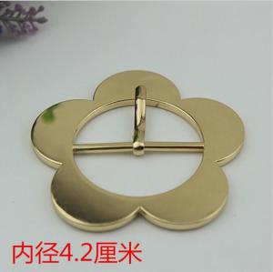 China Novelty design bag cover head decoration zinc 42 mm shiny gold flower belt pin buckle for clothing decoration fittings wholesale
